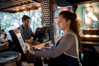 Setor de bares registrou maior salario medio da historia 31 12 24 Balcao News