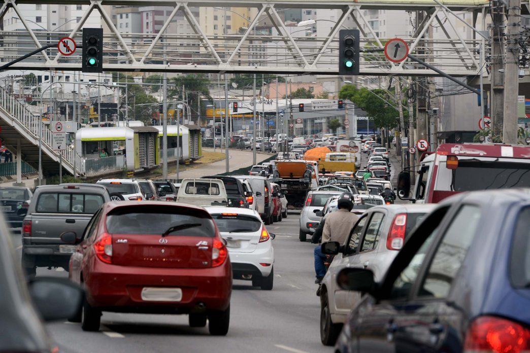 carro ipva estacionamento garagem vaga veiculo transito semaforo engarrafamento automovel caminhao moto placa GIL LEONARDI 812 2