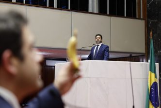 Dep mineiros ironizam Zema comendo banana com casca 13 2 25 Alexandre netto Balcao News