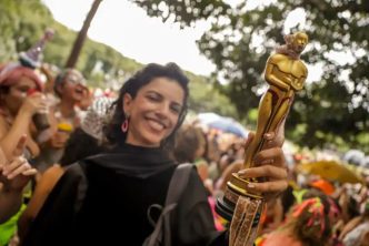 Folia fantasiada de Fernanda Torres comemora a vitoria do filme em um bloquinho em Brasilia