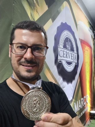 O mestre cervejeiro Rafael Reis com a medalha