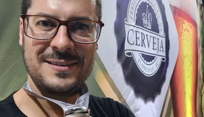 O mestre cervejeiro Rafael Reis com a medalha