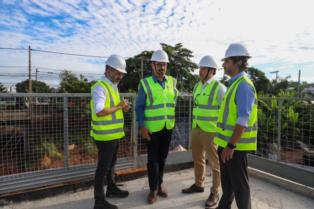 O vice governador Mateus Simoes inspecionando o andamento das obras de expansao de metro de BH