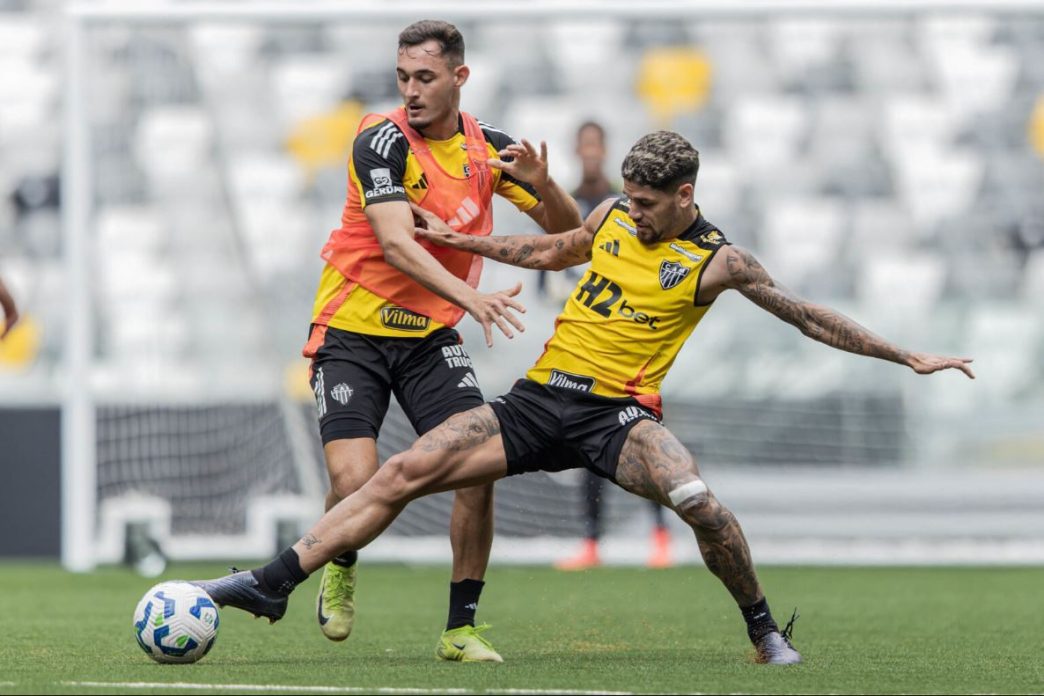 Rubens aprova o novo gramado sintetico