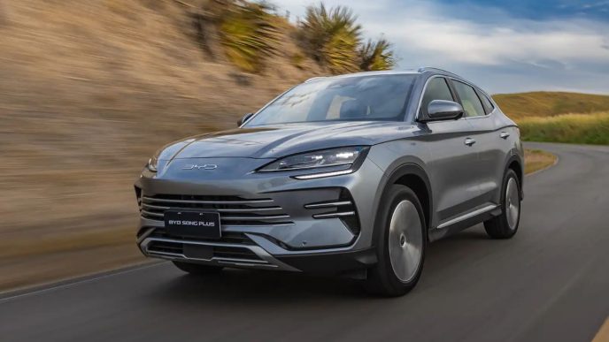 SUV BYD Song Plus 2026 em movimento em estrada sinuosa, exibindo novo design frontal com faróis em LED e rodas de liga leve aro 19.