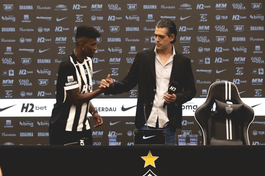 Mateo Cassierra é apresentado pelo Atlético-MG na Arena MRV e cumprimenta Paulo Bracks durante coletiva de imprensa oficial.