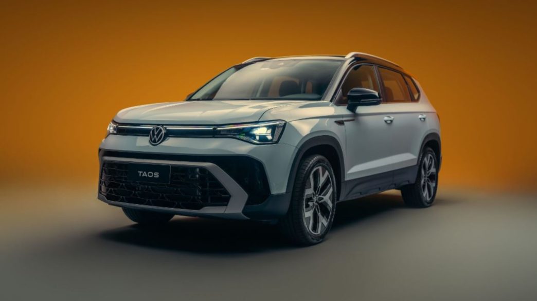 Volkswagen Taos 2026 na cor branco puro em estúdio, destacando novo design frontal com faróis IQ.Light e rodas de liga leve aro 19.