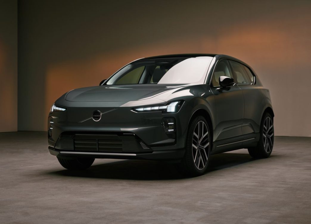 SUV elétrico Volvo EX60 na cor cinza-escuro, em estúdio com iluminação suave, destacando o design frontal aerodinâmico, faróis em LED e rodas esportivas de liga leve.
