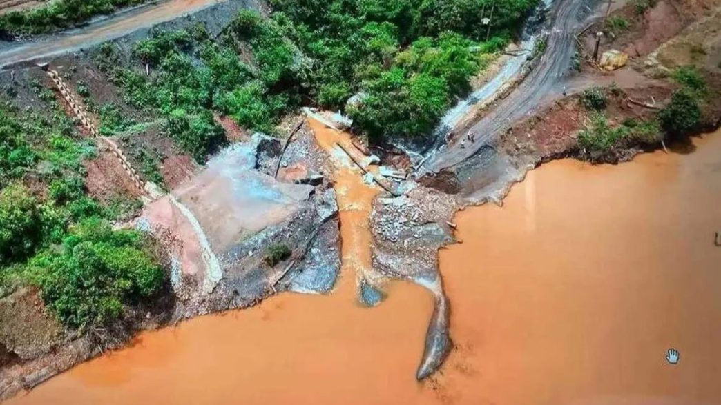 Imagem aérea mostra vazamento de sedimentos com água barrenta de área mineradora da Vale atingindo curso d’água em região florestal.
