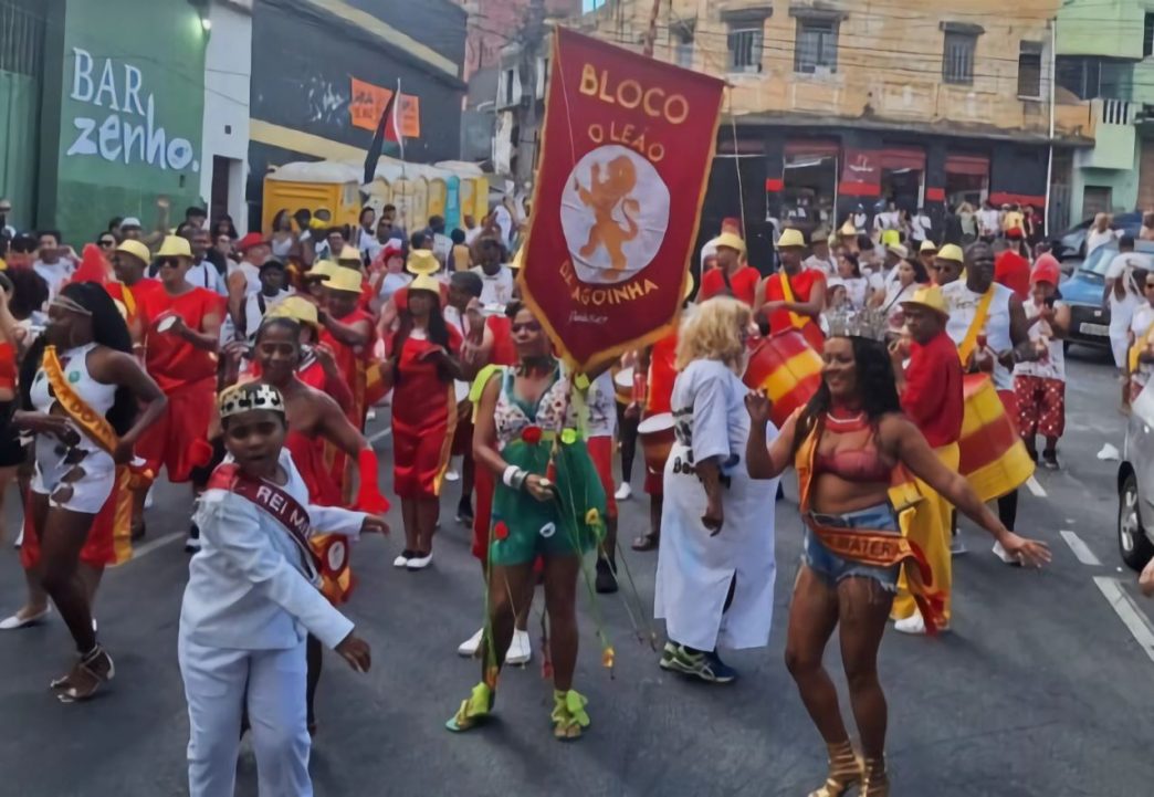 Cortejo do bloco O Leão da Lagoinha desfila pelo bairro Lagoinha, em Belo Horizonte, com foliões fantasiados, estandarte do bloco e celebração do samba tradicional.