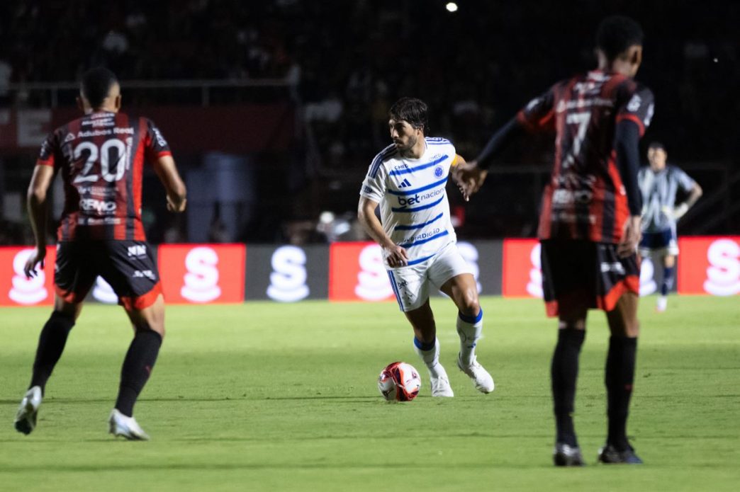 Lucas Silva conduz a bola durante ataque do Cruzeiro contra o Pouso Alegre no Manduzão, pela semifinal do Campeonato Mineiro.