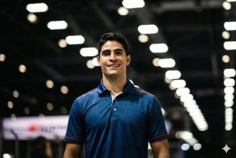 Sérgio Sette Câmara sorri para a câmera em ambiente iluminado, anunciando sua estreia na Stock Pro Series 2026.