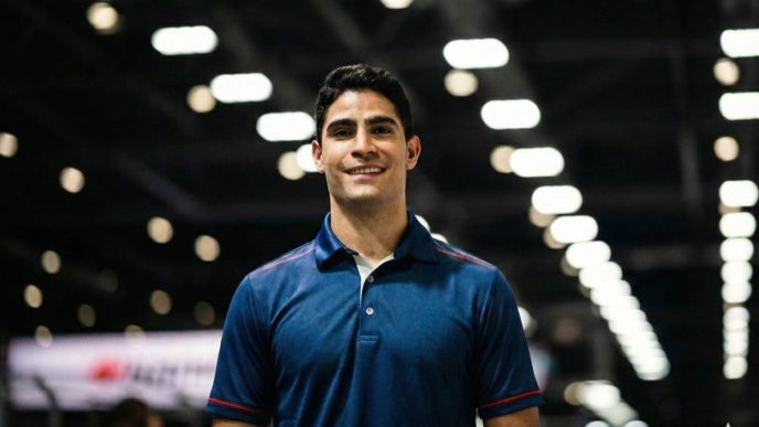 Sérgio Sette Câmara sorri para a câmera em ambiente iluminado, anunciando sua estreia na Stock Pro Series 2026.