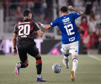 Jogador do Cruzeiro disputa bola com atleta do Athletico-PR durante partida na Arena da Baixada pelo Brasileirão 2026