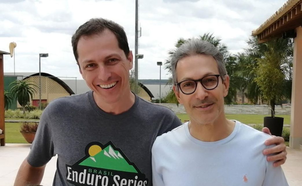 Bernardo Santos e o governador Romeu Zema posam juntos em ambiente externo durante agenda institucional do Governo de Minas.