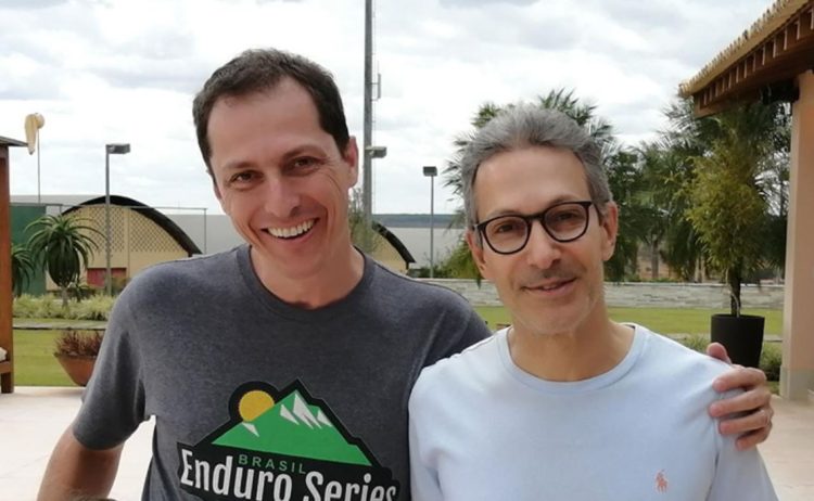 Bernardo Santos e o governador Romeu Zema posam juntos em ambiente externo durante agenda institucional do Governo de Minas.