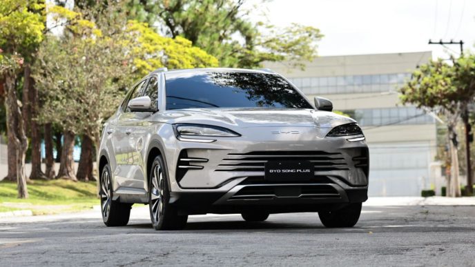 BYD Song Plus 2027 em destaque frontal, SUV híbrido plug-in com design moderno, faróis em LED e linhas aerodinâmicas em ambiente urbano arborizado