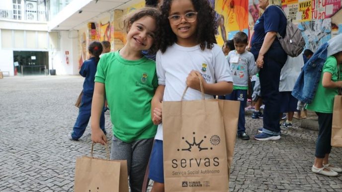 Criancas de entidades da rede Servas recebem o kit da Pascoa Solidaria