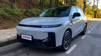 SUV elétrico Leapmotor B10 branco estacionado em rua arborizada, com design moderno, faróis finos em LED e rodas de liga leve.