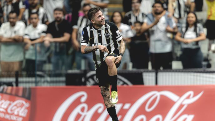 Bernard comemora o gol da vitória do Atlético-MG diante do Puerto Cabello, na Arena MRV, pela Copa Sul-Americana, com a torcida alvinegra ao fundo.
