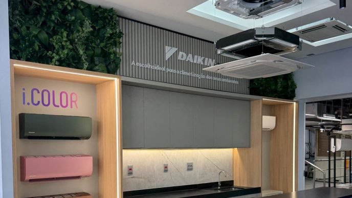 Showroom da Daikin em Belo Horizonte exibe modelos de ar-condicionado residenciais e comerciais em ambiente moderno e tecnológico.