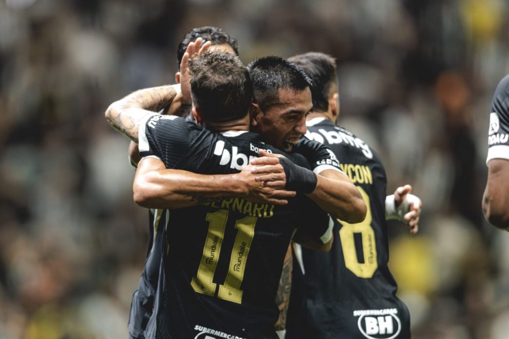 Jogadores do Galo comemoram gol
