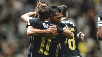 Jogadores do Galo comemoram gol