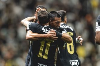 Jogadores do Galo comemoram gol