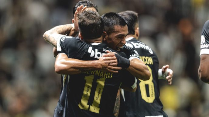 Jogadores do Galo comemoram gol
