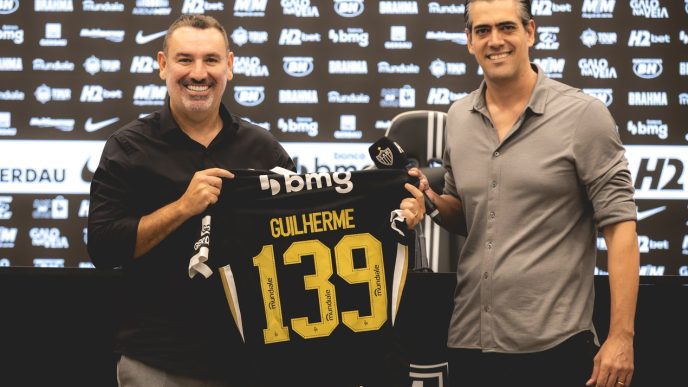 Guilherme Alves é apresentado pelo Atlético na Arena MRV e posa ao lado de Paulo Bracks segurando camisa com número 139.
