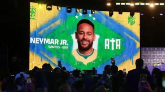 Painéis exibem Neymar Jr durante convocação da seleção brasileira para a Copa do Mundo em evento realizado no Rio de Janeiro.