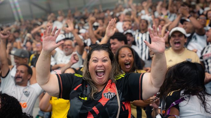 torcida reaparece cantando mais alto