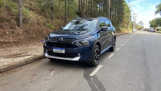 Citroën Aircross 7 XTR Turbo 200 AT 2026 azul estacionado em via urbana, visto de frente, destacando grade frontal, faróis em LED, rodas de liga leve e visual aventureiro.