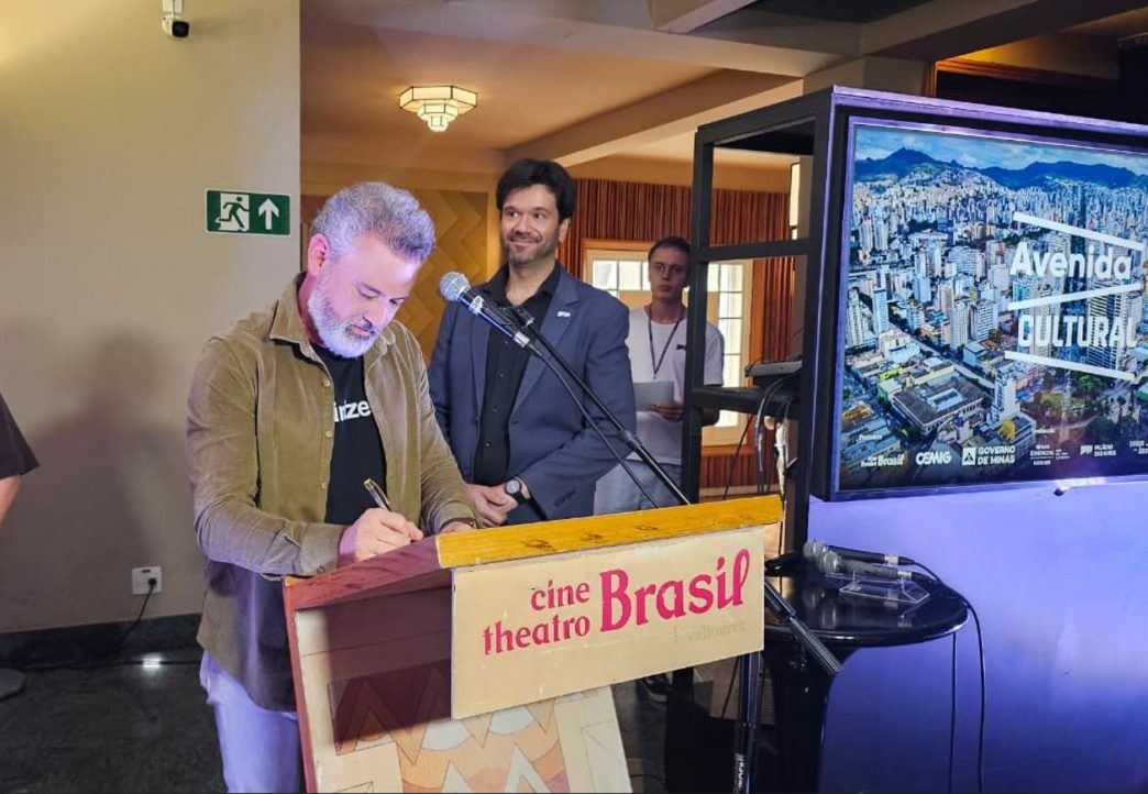 Secretário Leônidas Oliveira assina documento durante lançamento da Avenida Cultural no Cine Theatro Brasil, em Belo Horizonte.