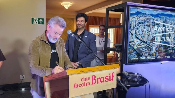 Secretário Leônidas Oliveira assina documento durante lançamento da Avenida Cultural no Cine Theatro Brasil, em Belo Horizonte.