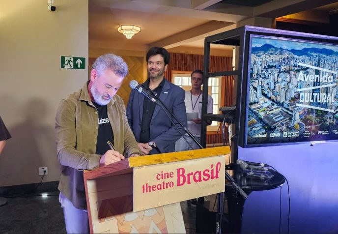 Secretário Leônidas Oliveira assina documento durante lançamento da Avenida Cultural no Cine Theatro Brasil, em Belo Horizonte.