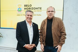 O prefeito de Belo Horizonte, Álvaro Damião, e o presidente da CDL/BH e do Conselho Deliberativo do Sebrae Minas, Marcelo de Souza e Silva, posam durante reunião na Prefeitura para discutir pautas estratégicas para o desenvolvimento da capital mineira.