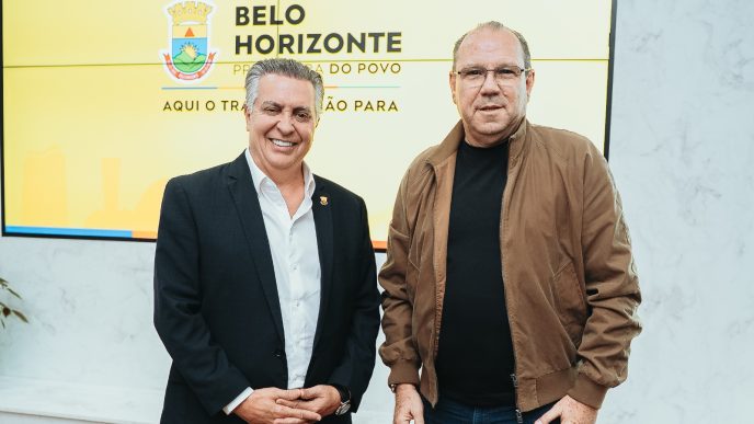 O prefeito de Belo Horizonte, Álvaro Damião, e o presidente da CDL/BH e do Conselho Deliberativo do Sebrae Minas, Marcelo de Souza e Silva, posam durante reunião na Prefeitura para discutir pautas estratégicas para o desenvolvimento da capital mineira.
