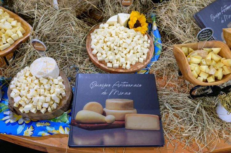 Bárbara Botega acompanha entrega de certificado da Unesco ao Queijo Minas Artesanal