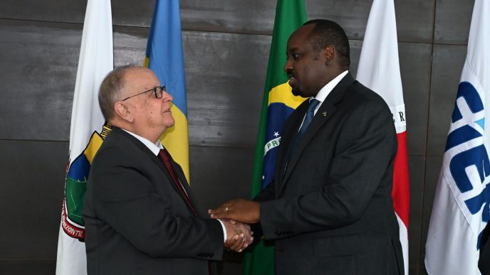 embaixador de Ruanda no Brasil Lawrence Manzi
