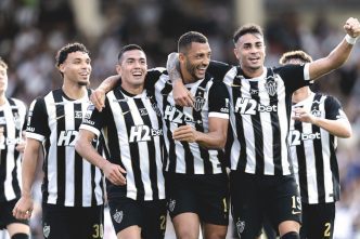 jogadores do Galo vibram com gol diante do Vasco da Gama