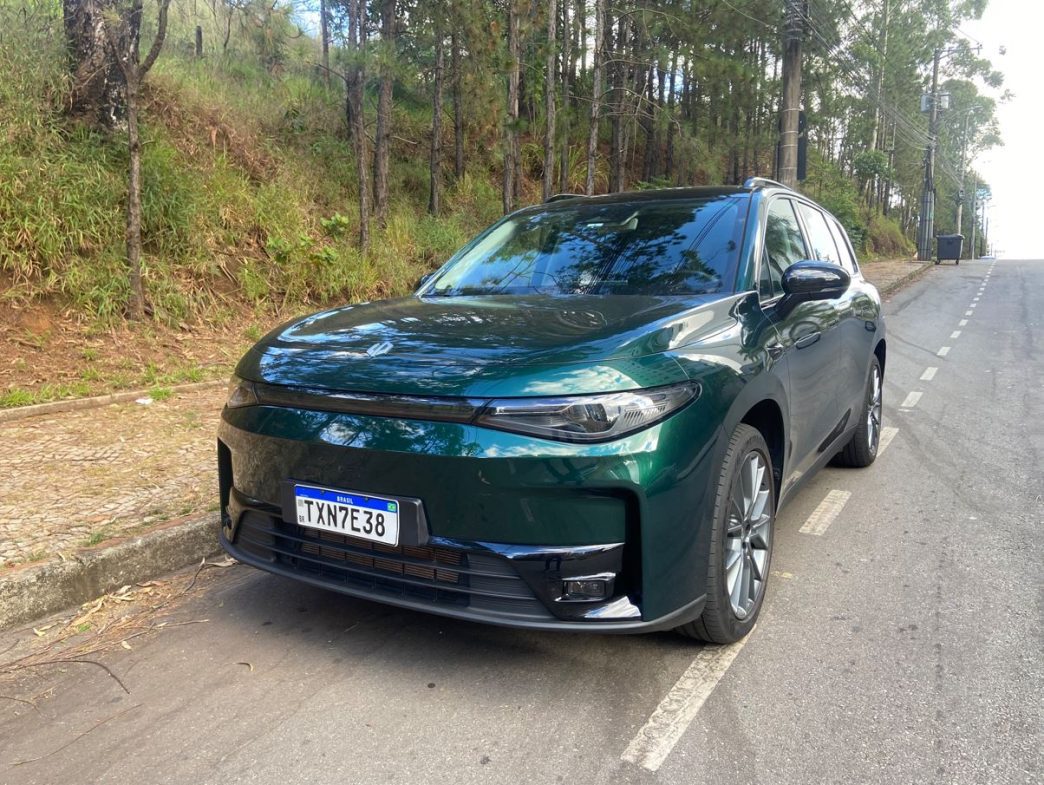 Testamos o Leapmotor C10 REEV: simplesmente sensacional 2 Leapmotor C10 REEV verde, visto de frente e em ângulo lateral, estacionado em uma rua arborizada durante teste do Balcão News.