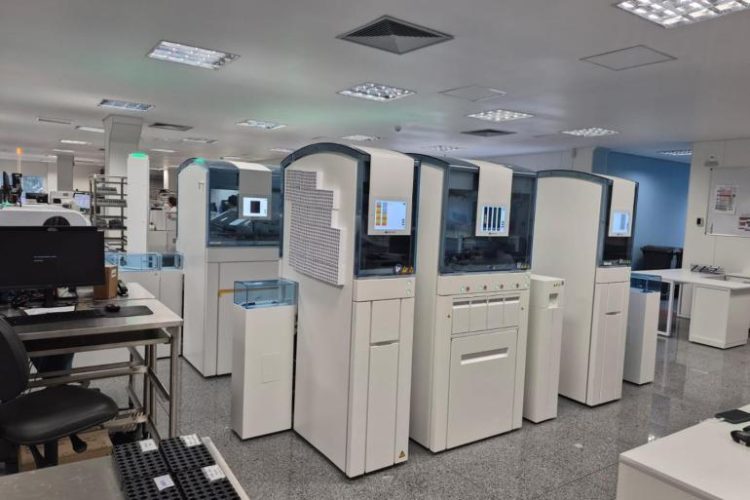 SUS-BH moderniza laboratório com tecnologia para agilizar exames