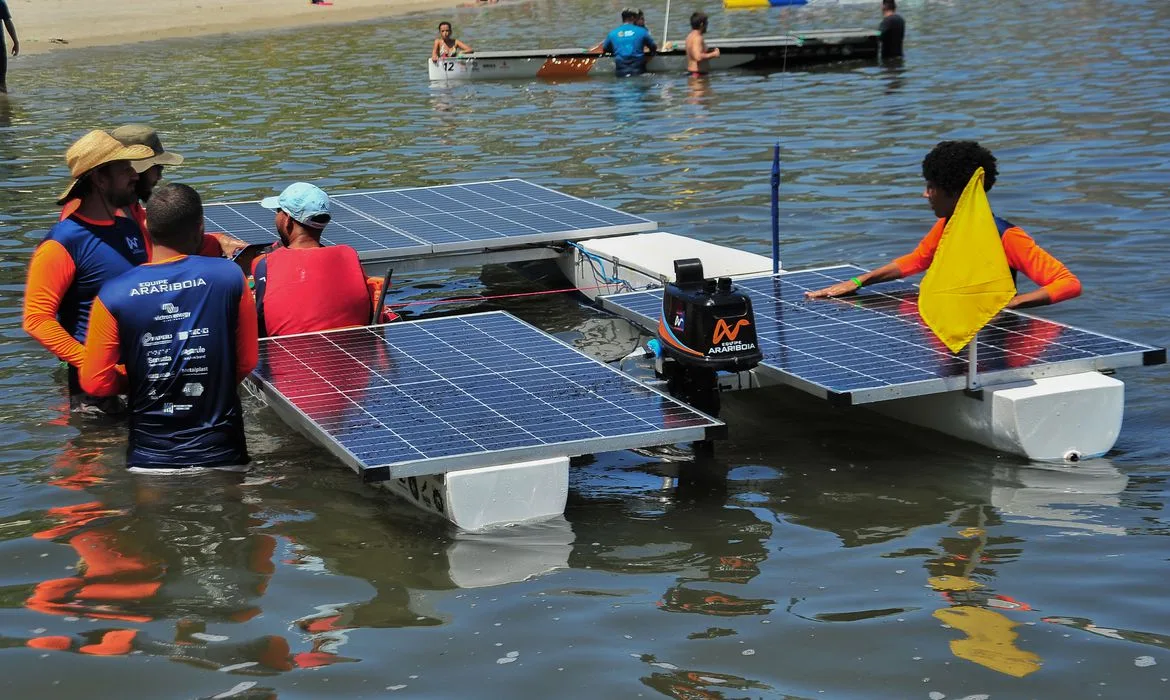 Competicao de barcos movidos a energia solar na Praia de Icarai Fotos Claudio Fernandes divulgacao 01