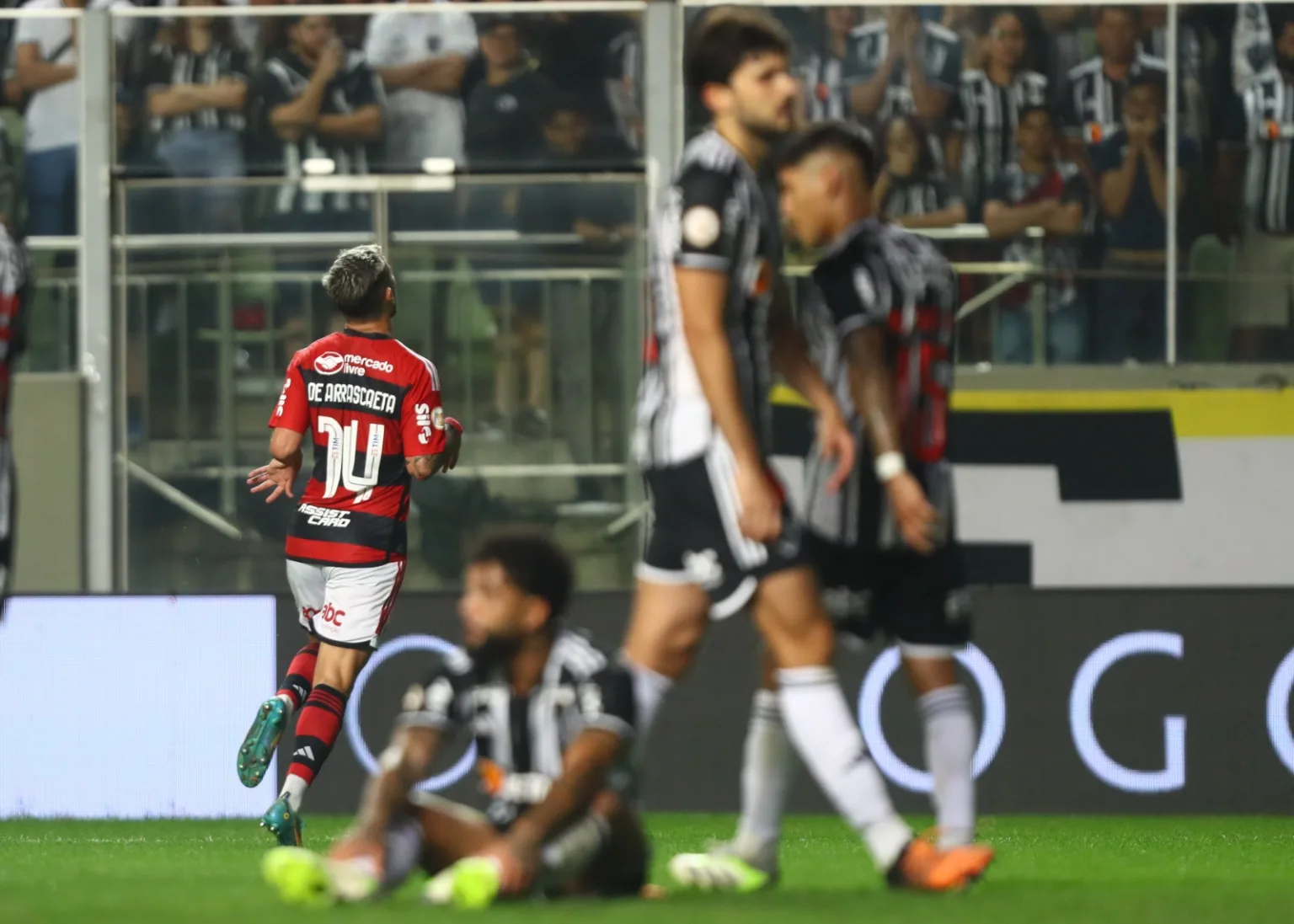 Flamengo vence Atletico por 2 a 1 de virada no Independencia pelo Brasileirao