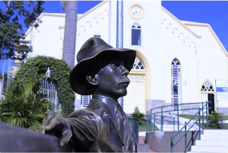 Estatua Santos Dumont foto minasgeraiscom br