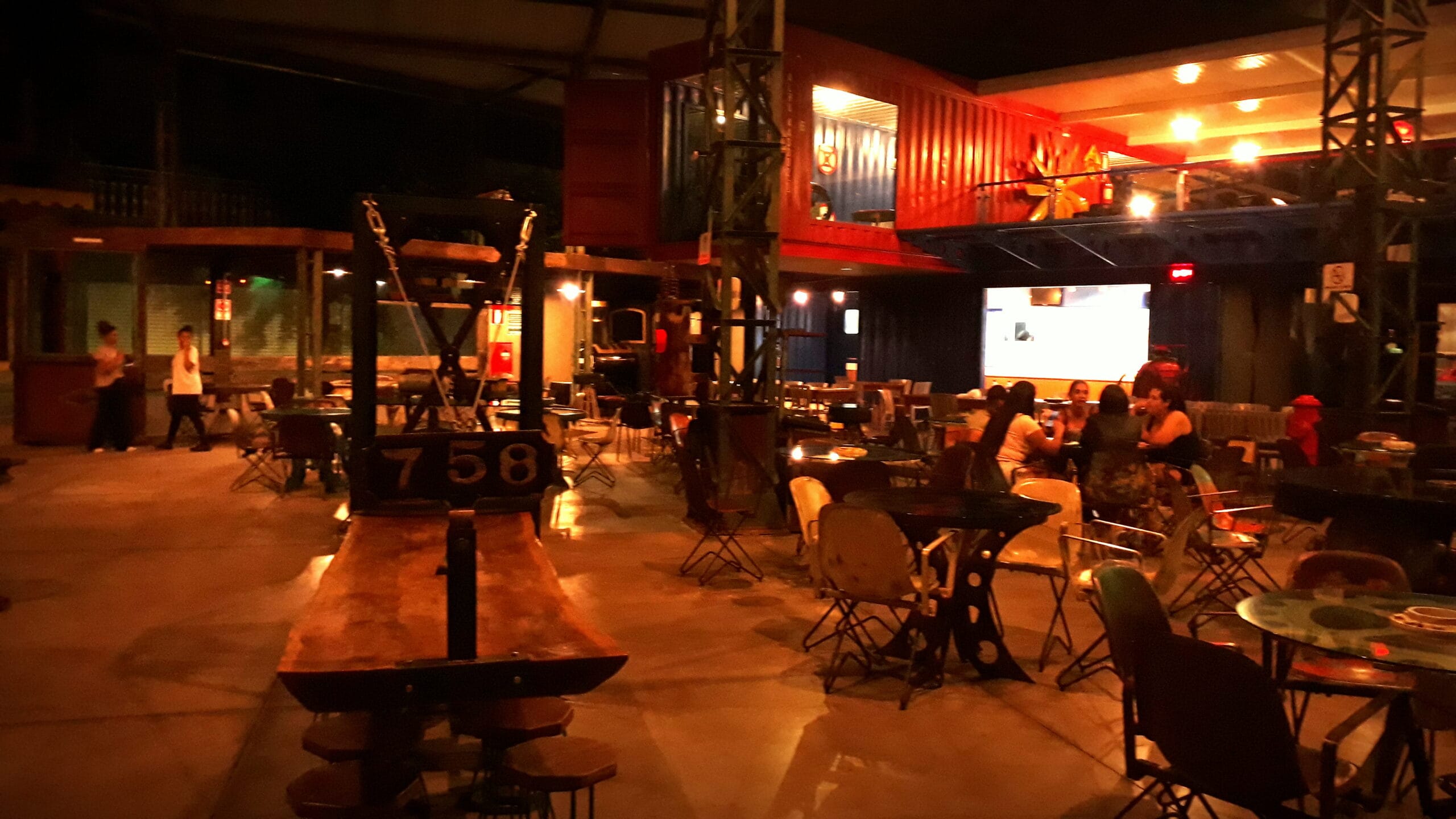 A mobilia da casa e arte e serve tambem para cativar o publico para alem do comum. Balcao News A3 scaled