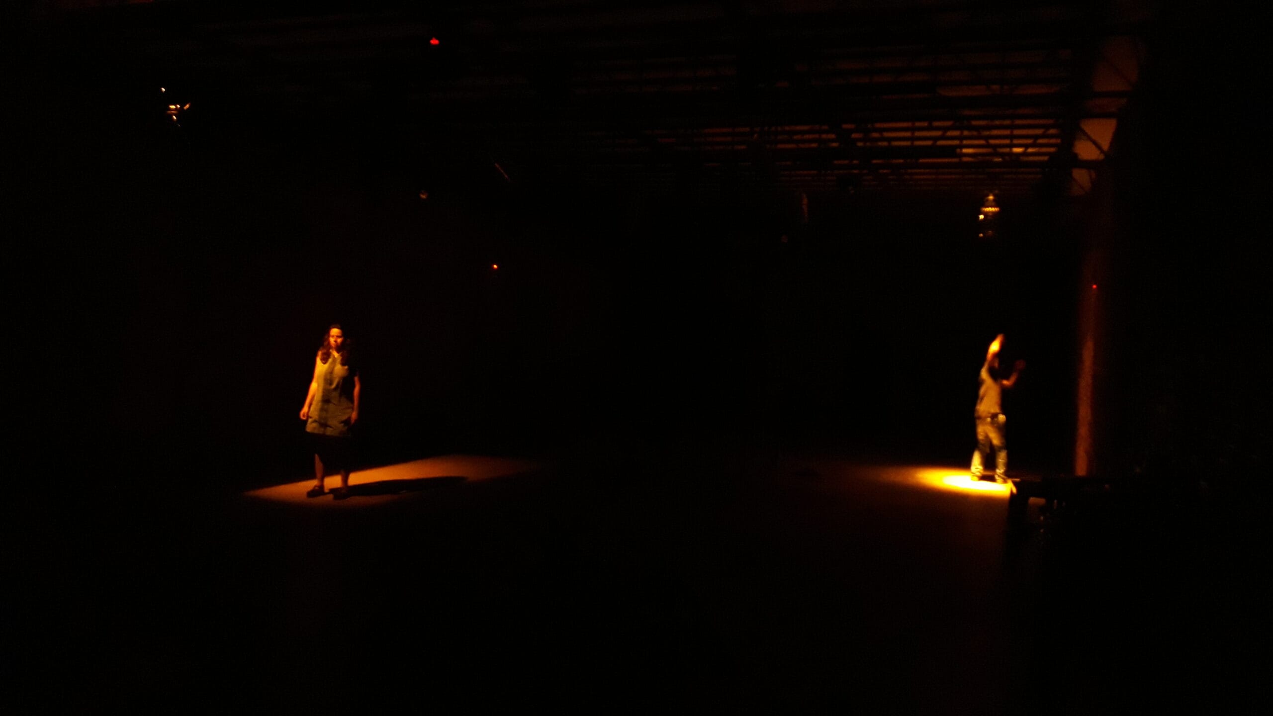 No labirinto o amor transparente segue por fios delicado. Balcao News capa scaled