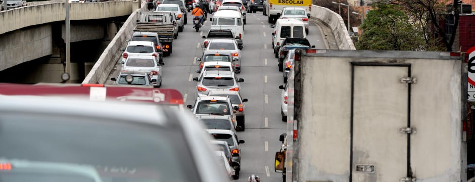 carro ipva estacionamento garagem vaga veiculo transito semaforo engarrafamento automovel caminhao moto placa GIL LEONARDI 811 2 1