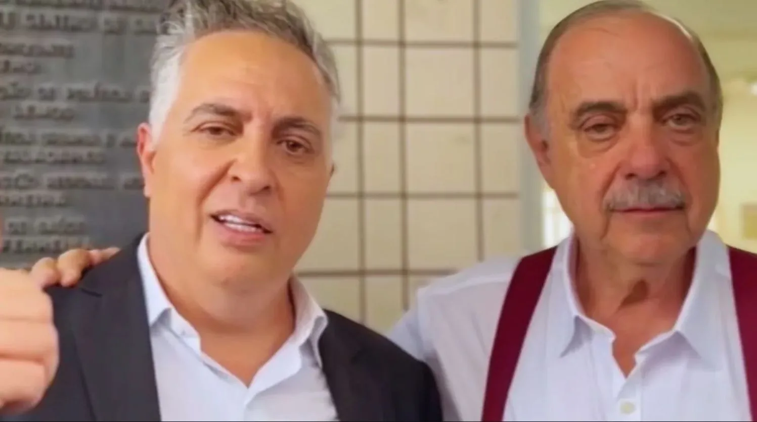 Dois homens maduros em ambiente de cozinha